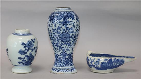 Three pieces of blue and white ceramics vase height 16cm